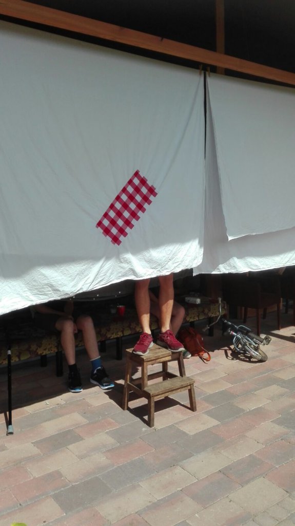 Het ophangen van de was op van bungalowpark De Roek op de Veluwe