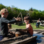 Spelen in de speeltuin in Otterlo