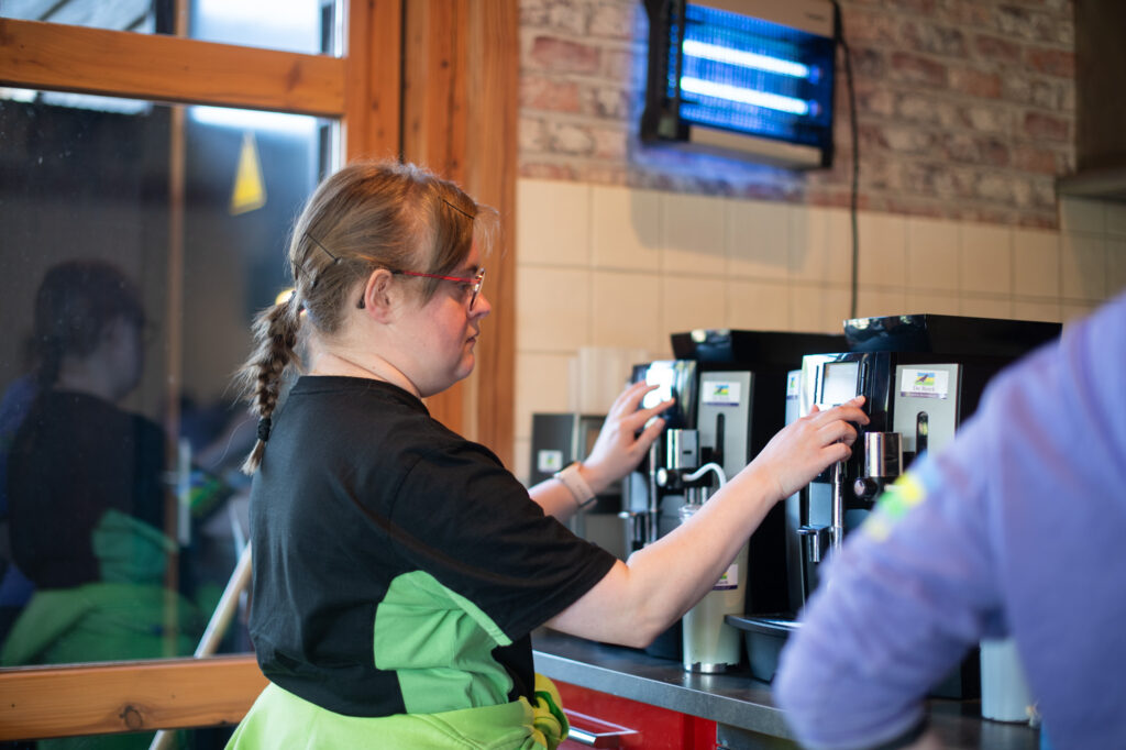 Koffie zetten is nog niet zo makkelijk in het restaurant van Otterlo..