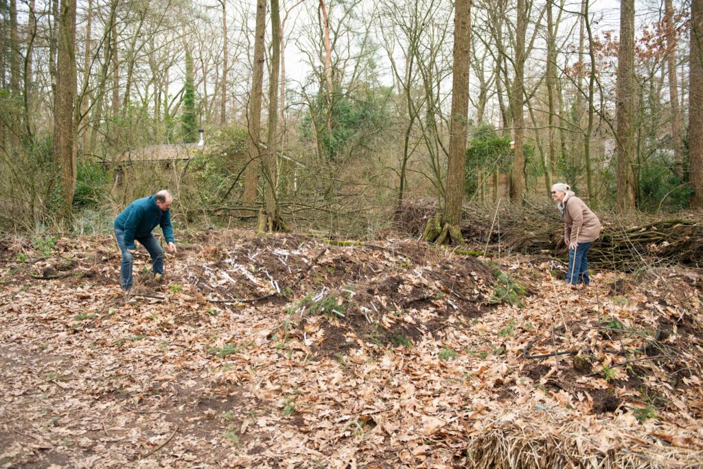Jos en Hanneke bezig in het voedselbos.